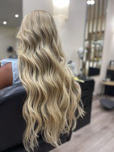 cabellera rubia con ondas